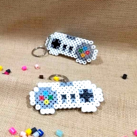 16-Bit Vintage Gaming Controller Keychain - Picture 1 of 2